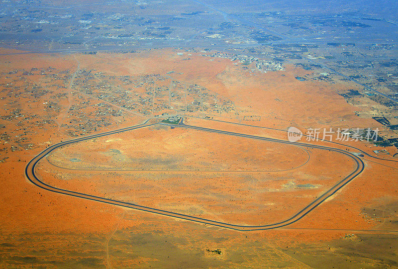 沙漠中的骆驼赛道，Jebel milina，沙迦，阿联酋